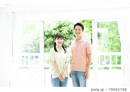 夫婦 ポートレート カメラ目線 笑顔 夫婦 ポートレート カメラ目線 笑顔 79083788