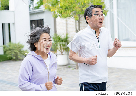 シニア 夫婦 ジョギング 79084204