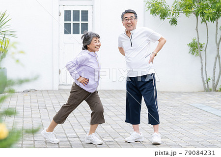 シニア 夫婦 ジョギング 79084231