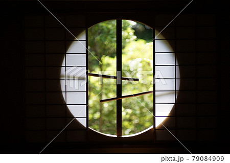 和室の丸窓 79084909