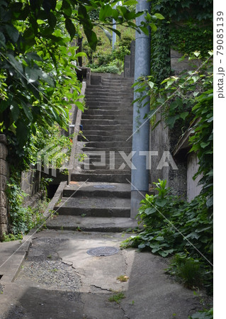 路地裏の階段 79085139