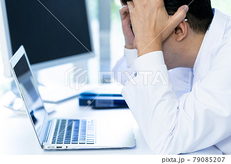 パソコンに向かう医師の手元 パソコンに向かう医師の手元 79085207