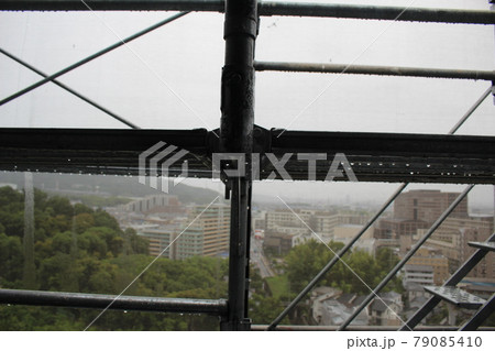 マンション大規模修繕足場工事、居住者から見た大規模修繕足場工事、安全第一、梅雨時には危険、台風対策は マンション大規模修繕足場工事、居住者から見た大規模修繕足場工事、安全第一、梅雨時には危険、台風対策は 79085410