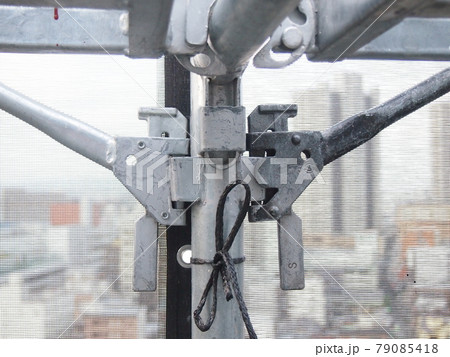 マンション大規模修繕足場工事、居住者から見た大規模修繕足場工事、安全第一、梅雨時には危険、台風対策は 79085418