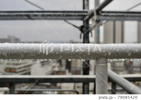 マンション大規模修繕足場工事、居住者から見た大規模修繕足場工事、安全第一、梅雨時には危険、台風対策は マンション大規模修繕足場工事、居住者から見た大規模修繕足場工事、安全第一、梅雨時には危険、台風対策は 79085420