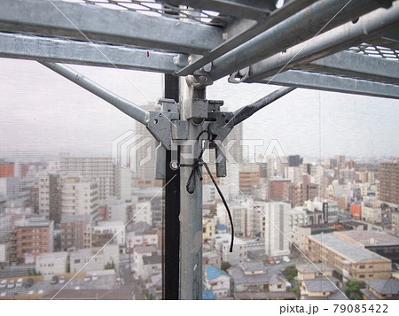 マンション大規模修繕足場工事、居住者から見た大規模修繕足場工事、安全第一、梅雨時には危険、台風対策は 79085422