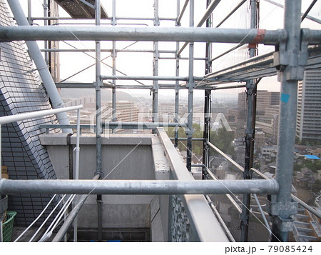 マンション大規模修繕足場工事、居住者から見た大規模修繕足場工事、安全第一、梅雨時には危険、台風対策は 79085424