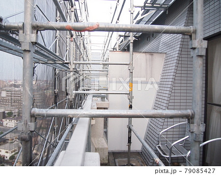 マンション大規模修繕足場工事、居住者から見た大規模修繕足場工事、安全第一、梅雨時には危険、台風対策は 79085427