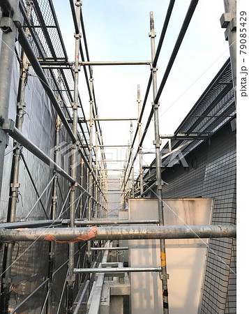 マンション大規模修繕足場工事、居住者から見た大規模修繕足場工事、安全第一、梅雨時には危険、台風対策は 79085429