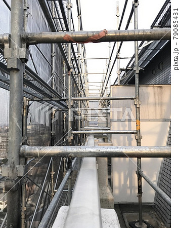 マンション大規模修繕足場工事、居住者から見た大規模修繕足場工事、安全第一、梅雨時には危険、台風対策は 79085431