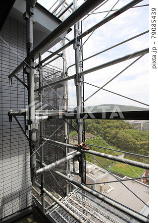 マンション大規模修繕足場工事、居住者から見た大規模修繕足場工事、安全第一、梅雨時には危険、台風対策は マンション大規模修繕足場工事、居住者から見た大規模修繕足場工事、安全第一、梅雨時には危険、台風対策は 79085439