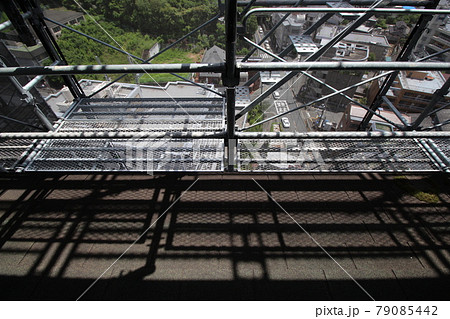 マンション大規模修繕足場工事、居住者から見た大規模修繕足場工事、安全第一、梅雨時には危険、台風対策は 79085442