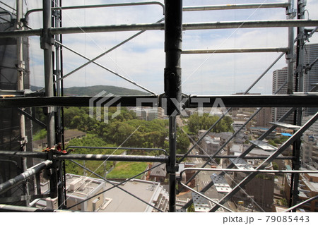 マンション大規模修繕足場工事、居住者から見た大規模修繕足場工事、安全第一、梅雨時には危険、台風対策は 79085443