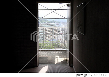 マンション大規模修繕足場工事、居住者から見た大規模修繕足場工事、安全第一、梅雨時には危険、台風対策は 79085445