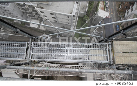 マンション大規模修繕足場工事、居住者から見た大規模修繕足場工事、安全第一、梅雨時には危険、台風対策は 79085452