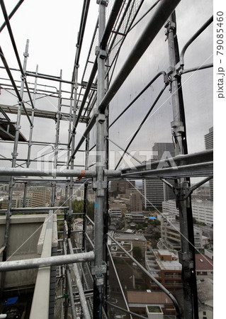 マンション大規模修繕足場工事、居住者から見た大規模修繕足場工事、安全第一、梅雨時には危険、台風対策は 79085460
