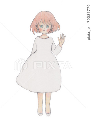 手描きイラスト手を振る白い服の女の子 79085770