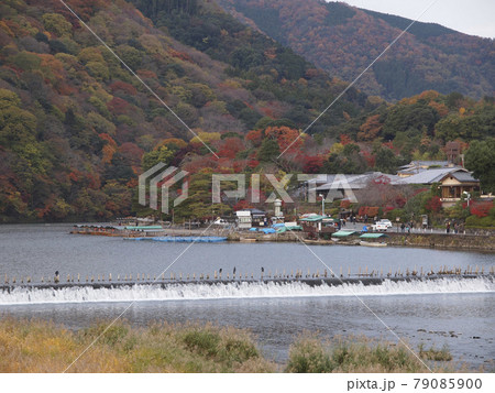 秋の京都嵐山と屋形船が並ぶ風景 秋の京都嵐山と屋形船が並ぶ風景 79085900
