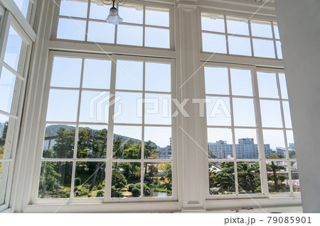 鳥取県鳥取市 春の白亜の洋館 仁風閣 2階のベランダから眺める宝隆院庭園 鳥取県鳥取市 春の白亜の洋館 仁風閣 2階のベランダから眺める宝隆院庭園 79085901