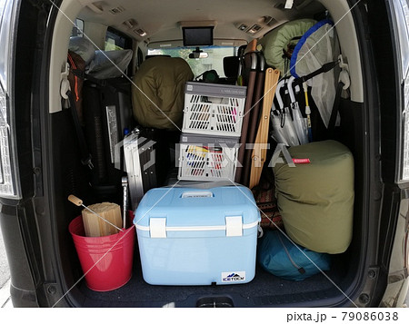 キャンプの準備（ミニバンへの荷積み） 79086038