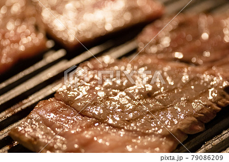牛肩ロースの焼肉の写真素材　(青森産) 79086209