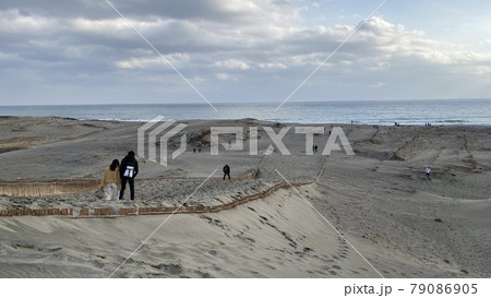 浜松市　中田島砂丘　歩く人たち 79086905