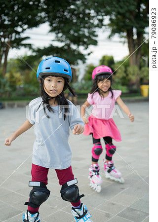 asian girl going on her in-line skates 79086923