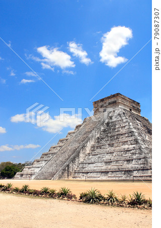 Ancient Mayan pyramid (Kukulcan Temple), Chichen Itza, Yucatan, Mexico 79087307