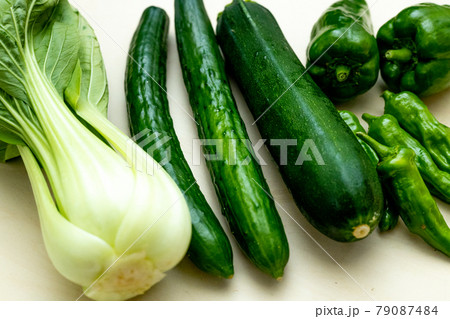 緑の野菜 79087484