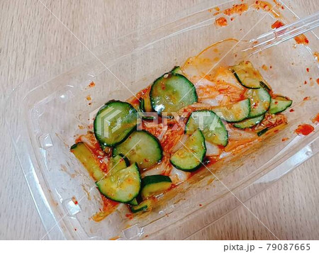白菜キムチにキュウリの塩漬けを加える 白菜キムチにキュウリの塩漬けを加える 79087665