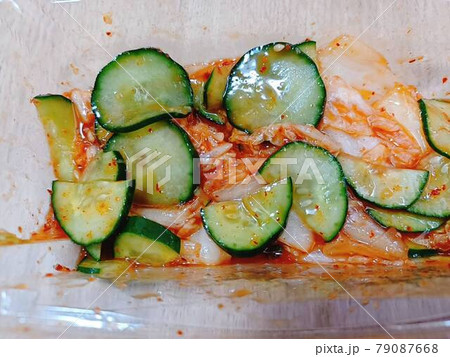 白菜キムチにキュウリの塩漬けを加える 白菜キムチにキュウリの塩漬けを加える 79087668