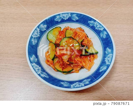 白菜キムチにキュウリの塩漬けを加える 白菜キムチにキュウリの塩漬けを加える 79087671