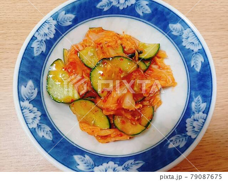 白菜キムチにキュウリの塩漬けを加える 白菜キムチにキュウリの塩漬けを加える 79087675