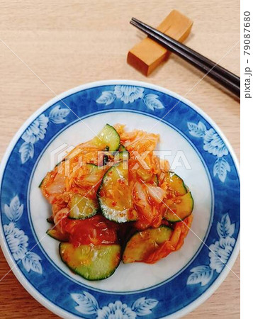 白菜キムチにキュウリの塩漬けを加える 白菜キムチにキュウリの塩漬けを加える 79087680
