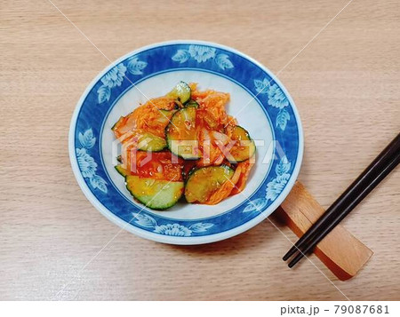 白菜キムチにキュウリの塩漬けを加える 白菜キムチにキュウリの塩漬けを加える 79087681