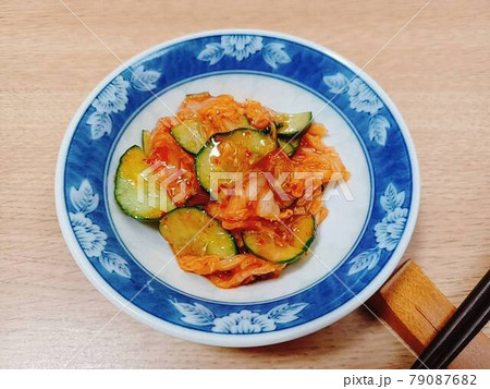 白菜キムチにキュウリの塩漬けを加える 白菜キムチにキュウリの塩漬けを加える 79087682