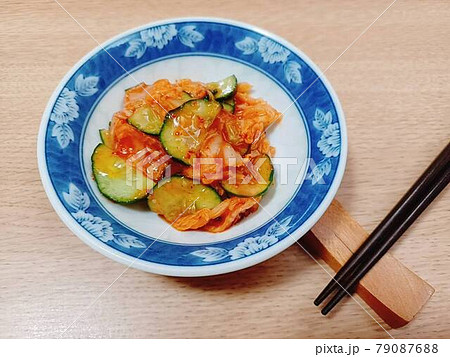 白菜キムチにキュウリの塩漬けを加える 79087688