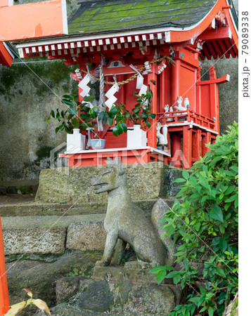 神社の小さな社と駒狐の写真素材 [79089338] - PIXTA