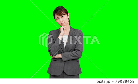 悩むビジネスウーマン　クロマキー合成 79089458