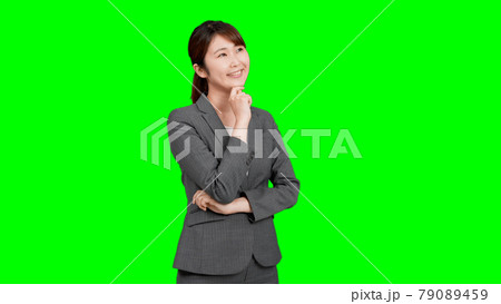 腕組みをするビジネスウーマン　クロマキー合成 79089459