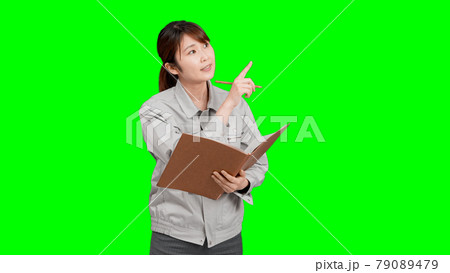 作業服を着たビジネスウーマン　クロマキー合成 79089479