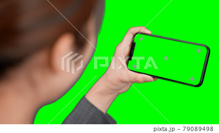 スマートフォンを見るビジネスウーマン クロマキー合成 スマートフォンを見るビジネスウーマン クロマキー合成 79089498