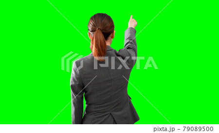 指をさすビジネスウーマン クロマキー合成 指をさすビジネスウーマン クロマキー合成 79089500