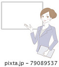 ホワイトボードで説明するスーツを着た女性 79089537