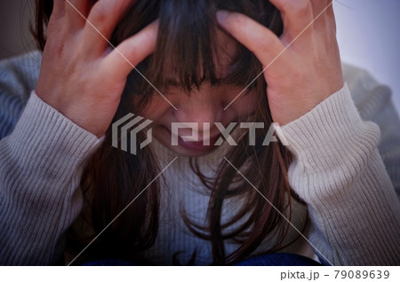 体調の悪そうな女性 79089639