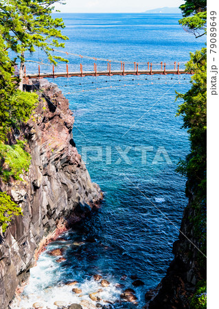 静岡県伊東市 城ヶ崎海岸の門脇吊橋 79089649