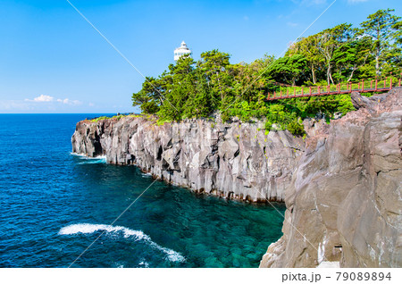 静岡県伊東市 城ヶ崎海岸（灯台と門脇吊橋） 79089894