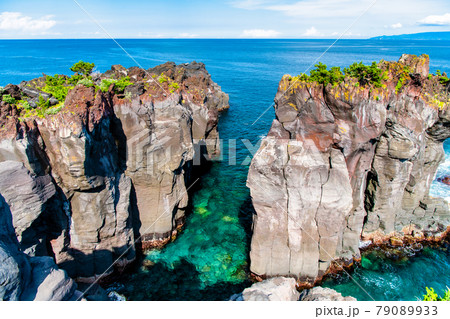 静岡県伊東市 城ヶ崎海岸の岩場 静岡県伊東市 城ヶ崎海岸の岩場 79089933