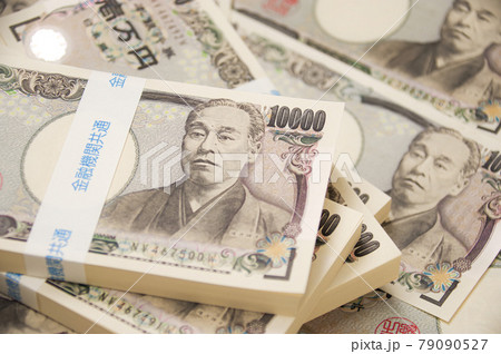 大量の一万円札 79090527