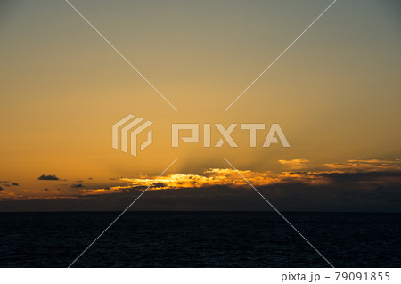 美しい輝く夕焼雲 79091855